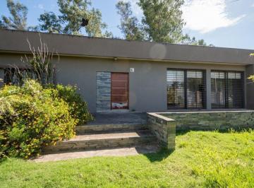 Casa · 208m² · 3 Ambientes · 3 Cocheras · Casa Quinta de 2 Dorm en Lomas de San José