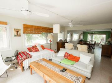 Casa · 260m² · 5 Ambientes · 2 Cocheras · Casa en Venta en City Bell