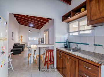 Casa · 65m² · 3 Ambientes · 1 Cochera · Casa en Venta en Villa Castells, Gonnet