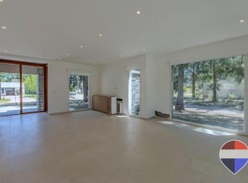 Casa · 171m² · 5 Ambientes · 3 Cocheras · Casa en Venta en Miralagos