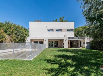 Casa · 210m² · 5 Ambientes · 2 Cocheras · Casa en Venta City Bell - Barrio Cerrado
