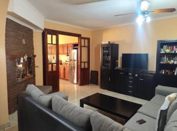 Casa · 210m² · 4 Ambientes · 2 Cocheras · Venta Casa 4 Amb con Patio Cochera Bernal