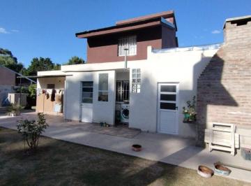 Quinta vacacional · 130m² · 3 Dormitorios · 2 Cocheras · Venta Casa Quinta con Pileta en Florencio Varela