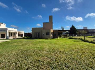 Casa · 92m² · 4 Ambientes · 1 Cochera · Venta Casa 2 Dorm., Jardín - Cantegrill