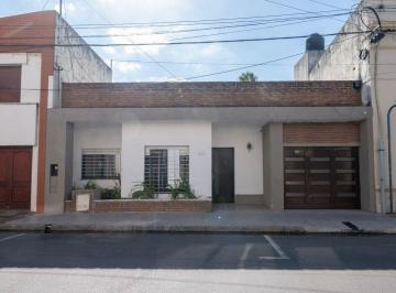Casa · 142m² · 7 Ambientes · 1 Cochera · Casa en Venta – Microcentro. Apta Crédito.