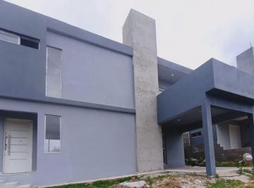 Casa · 122m² · 4 Ambientes · 1 Cochera · Venta Casa Tres Dorm. Villa Carlos Paz