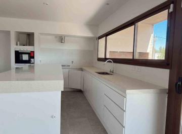 Casa · 130m² · 4 Ambientes · 2 Cocheras · Casa de Categoría en Venta - Altos de Don Carlos