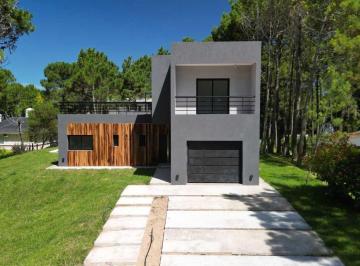 Casa · 200m² · 5 Ambientes · 1 Cochera · Venta Casa a Estrenar Pinamar Norte 5 Amb Piscina