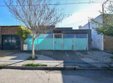 Casa · 97m² · 4 Ambientes · 1 Cochera · Casa en Venta La Plata 2 Dorm.