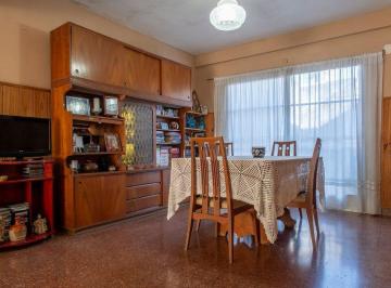 Casa · 211m² · 4 Ambientes · 1 Cochera · Venta Casa 3 Dorm.