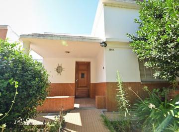 Casa · 216m² · 4 Ambientes · 2 Cocheras · Casa en Venta - Terreno de 400 m² Maipu 1266