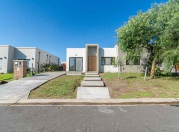 Casa · 119m² · 5 Ambientes · 1 Cochera · Moderna Casa a Estrenar, 3 Dorm. y Pileta!