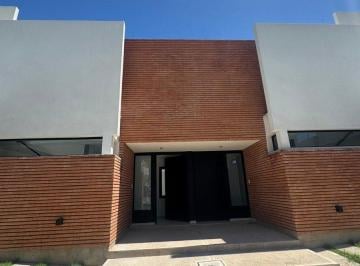 Casa · 100m² · 3 Ambientes · 1 Cochera · Duplex Dos Dorm. Housing Cerrado La Calera