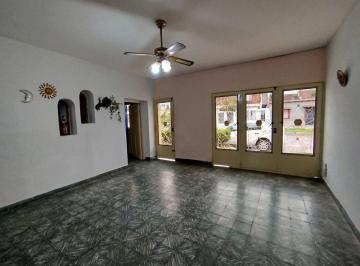Casa · 250m² · 4 Ambientes · 1 Cochera · Venta Casa 2 Dor, Amplia con Fondo y Terraza