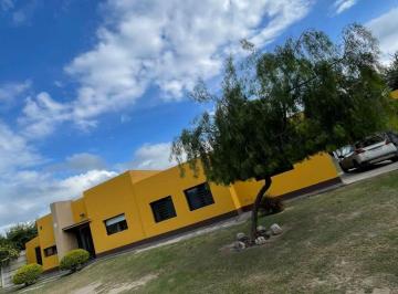 Casa · 205m² · 4 Ambientes · 4 Cocheras · Casa Quinta en Venta 4 Ambientes con Financiación