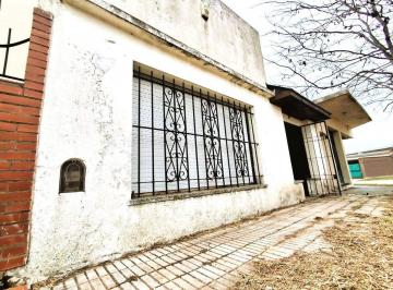 Casa · 136m² · 3 Ambientes · 1 Cochera · Venta Casa 3 Amb + 2 Locales en Blok F. Sanchez
