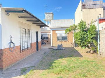 Casa · 170m² · 5 Ambientes · 1 Cochera · Venta Casa C/ Quincho y Patio a m de Av Mitre