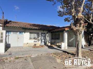 Casa · 145m² · 3 Ambientes · 1 Cochera · Casa en Ezpeleta Este, Próxima Av Mitre. Amplio Lote, Apta Credito