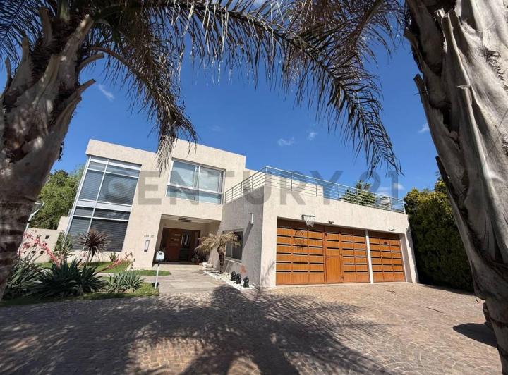Casa · 835m² · 9 Ambientes · 3 Cocheras