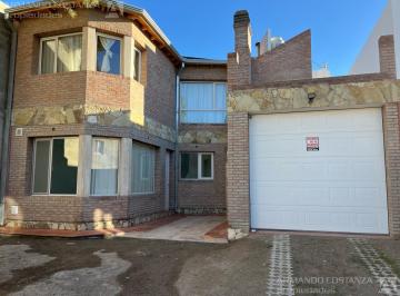 Casa · 75m² · 4 Ambientes · 1 Cochera · Alquiler de Casa en Puerto Madryn