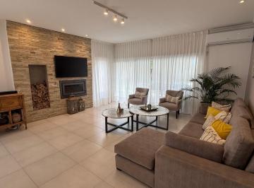 Casa · 500m² · 7 Ambientes · Venta - Casa de 4 Habitaciones con Pileta Climatizada - B° Gamma (Residencial) Neuquén Capital.