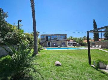Casa · 320m² · 9 Ambientes · 2 Cocheras · Venta Casa con Piscina B° Dalvian Mendoza
