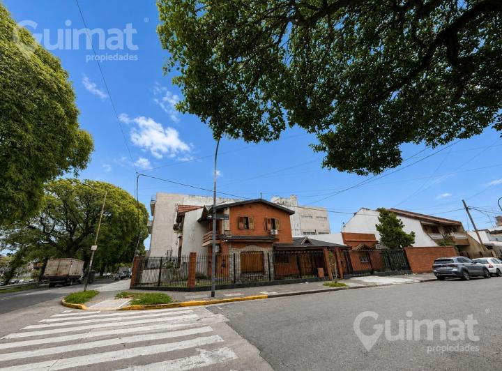 Casa · 225m² · 5 Ambientes · 2 Cocheras