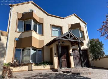 Casa · 277m² · 7 Ambientes · 1 Cochera · Vende Casa - Ubicación Privilegiada - Puerto Madryn