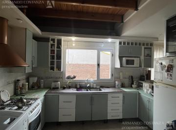 Casa · 200m² · 5 Ambientes · 1 Cochera · Vende Barrio Sur / Asfalto / Casa en Puerto Madryn