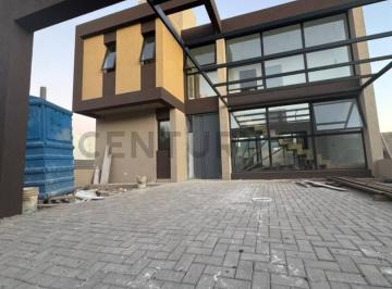 Casa · 140m² · 4 Ambientes · 2 Cocheras · Casa en Venta en Etapa 3, Desarrollada Sobre un Lote de 256 m² con 140 m² Cubiertos, Diseñada con un