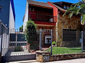 Casa · 210m² · 5 Ambientes · 5 Cocheras · Chalet en Venta con 4 Dorm., Jardín, Patio, Quincho y Garage Pasante