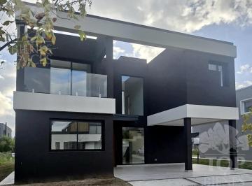 Casa · 237m² · 6 Ambientes · Casa en Venta en Araucarias - Puertos Escobar
