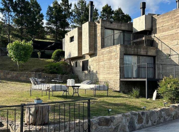 Casa · 350m² · 6 Ambientes · 4 Cocheras
