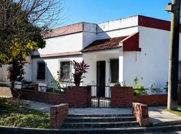 Frente · Casa Familiar de 4 Dorm. con Patio y Cochera