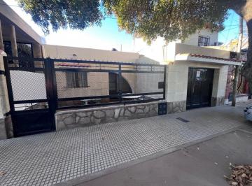 Casa de 4 ambientes, Granadero Baigorria · Casa con 2 Dorm. y 252 m² en Venta y Alquiler