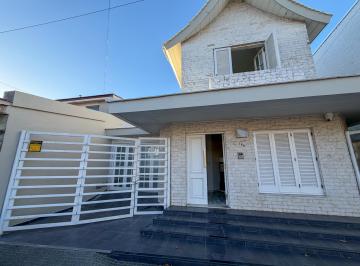 Casa · 6 Ambientes · 1 Cochera · Casa en Alquiler con 3 Habitaciones, Patio y Cochera