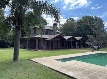Casa · 432m² · 6 Ambientes · 2 Cocheras · Casa en Venta con Pileta Terreno de 3400 m² en Funes