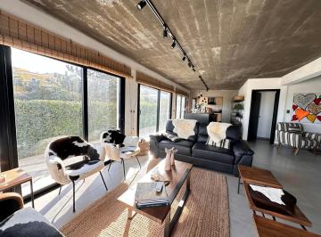 Casa · 447m² · 6 Ambientes · 1 Cochera · Casa en Montoya
