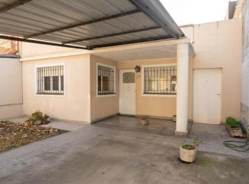 Casa de 3 ambientes, Tres de Febrero · Casa 3 Amb en Lote Propio con Patio Libre y Cochera - Caseros