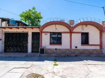 Casa · 120m² · 6 Ambientes · 1 Cochera · Casa 4 Dorm., 2 Baños y Cochera Cubierta Adyacente Capital