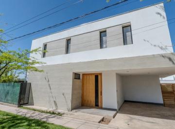 Casa · 276m² · 6 Ambientes · 2 Cocheras · Casa 276 m² | Barrio Privado | 4 Dorm. | 4 Baños | Piscina | Losa Radiante
