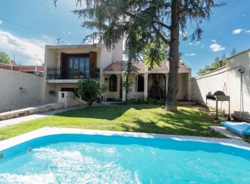 Casa · 200m² · 3 Dormitorios · 2 Cocheras · Casa en Venta Godoy Cruz - Apta Credito / 3 Dorm/ Piscina/ Cochera Doble/ a m de Palmares