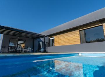 Casa · 210m² · 6 Ambientes · 2 Cocheras · B° Portal Andino - Exclusiva Casa de Categoria en Venta - 2 Dorm/ Escritorio/ Cochera Doble/ Piscina
