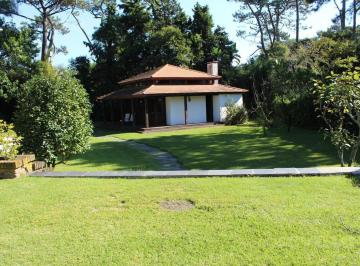 Casa · 339m² · 5 Ambientes · 2 Cocheras · Chalet en Venta Playa Mansa, 4 Dorm. y 4 Baños, Piscina!