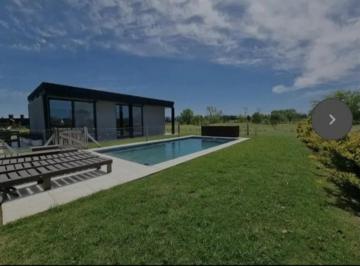 Casa · 260m² · 5 Ambientes · 4 Cocheras · Venta de Casa Minimalista 5 Ambientes en Pilar