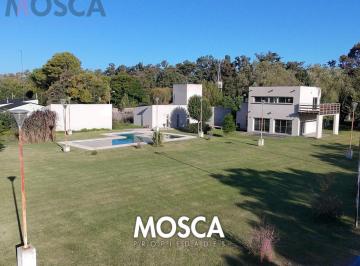 Quinta vacacional · 300m² · 3 Ambientes · 3 Cocheras · Predio Deportivo en Venta Quinta en La Reja