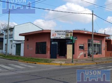 Local comercial · 130m² · 5 Ambientes · 1 Cochera · Venta 2 Locales 2 Deptos. Monte Grande. Oportunidad de Inversion!