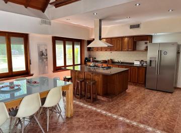 Casa · 218m² · 4 Ambientes · 4 Cocheras · Casa en Campos de Alvarez Alquiler