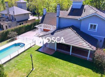 Casa · 218m² · 4 Ambientes · 4 Cocheras · Casa en Campos de Alvarez Alquiler