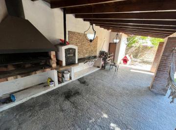 Casa · 90m² · 3 Ambientes · 1 Cochera · Venta Casa C/parque, Quincho, Cochera. Lanús Oeste